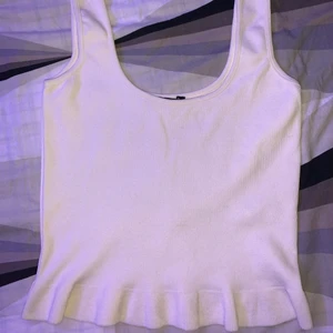 Linne bikbok  - Ett linne från bikbok. Nästan aldrig använt det pga för stort. Men gillar designen på den. Den e u-ringad framåt och går ner lite på ryggen. 