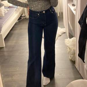 Vida jeans/bootcut jeans från H&M. Säljer för att de inte kommer till användning längre. Sitter skitsnyggt och är långa i benen 💙