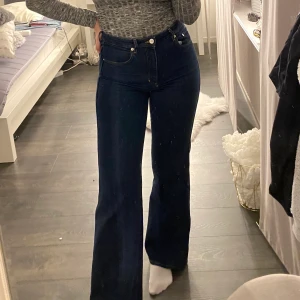 Vida jeans  - Vida jeans/bootcut jeans från H&M. Säljer för att de inte kommer till användning längre. Sitter skitsnyggt och är långa i benen 💙