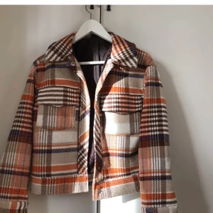 Jacka  - Rutig jacka från Monki som jag köpt här på plick men säljer vidare på grund av har för många jackor i garderoben😌 storlek XXS men sitter som en S. Den är lätt nopprig. Köpare står för frakt på 63kr. 