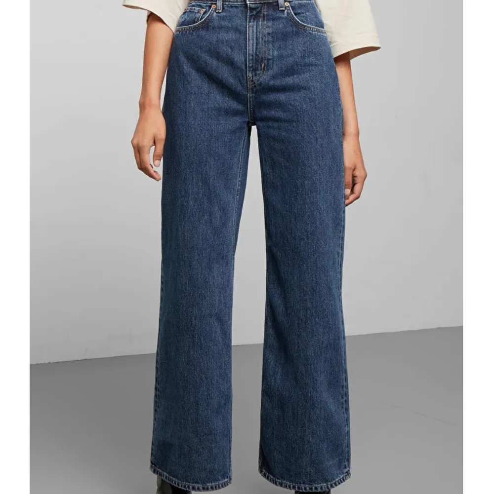 Säljer mina mörkblå jeans från Weekday i modellen ACE. Lägger ut för 250kr vid direkt affär men om ni vill så buda i kommentarerna!. Jeans & Byxor.