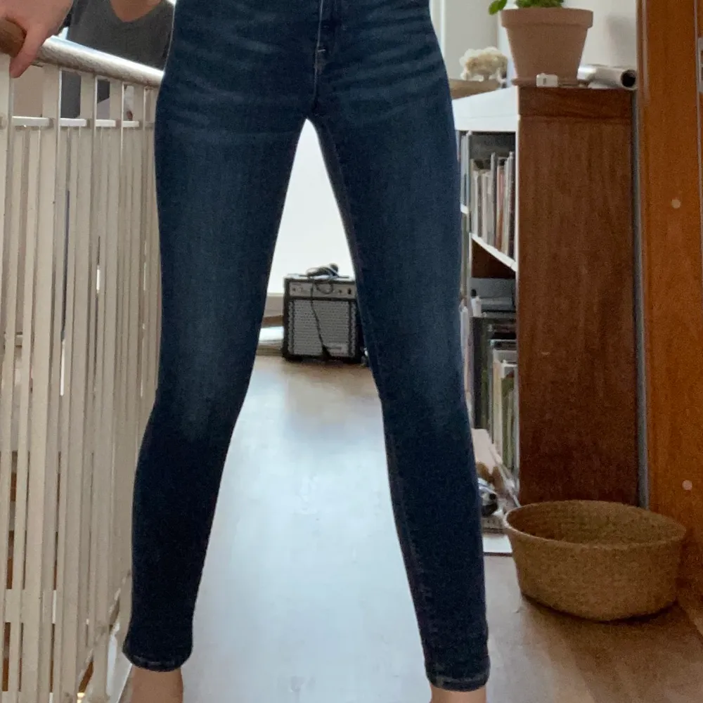 Mörkblå slitning på dessa jeans 🌸 regular waist . Jeans & Byxor.