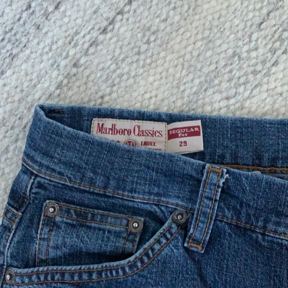 Är tvungen att sälja mina malboro classic jeans då de är för små för mig:/ skriv om du har fler frågor. Ganska små i storleken. . Jeans & Byxor.