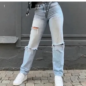 Slitna raka jeans - Säljer dessa super fina jeans som är köpta här på plick, säljer pga att dem tyvärr inte passade mig som jag ville att dem skulle göra 💔.  Skulle tippa på att de passar någon som är en Xs/s eftersom jag vanligtvis är en xxs. Jag är 160 för er som undrar (första två bilderna är inte mina )