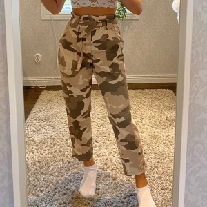 Beige, militärmönstrade byxor - Passar storlek 36-38? Beroende på vilken passform du vill ha. Jag är 163 cm lång.Använda en gång. 
