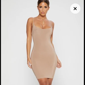 Klänning - Beige klänning från Pretty Little Thing, köpt i somras, använd 1 gång. Sitter jättefint, Säljer en likadan fast svart