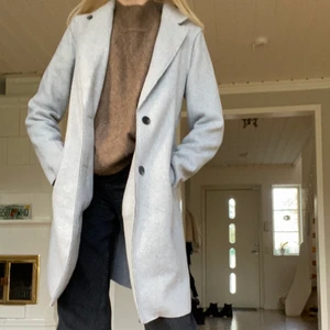 Grå kappa - Säljer denna jättefina kappa från only då den inte kommer till användning. Den är perfekt i detta hostiga väder och går att stånga med knappar. Jag köpte den för ca 600kr men säljer den nu för 250kr. Köpare står för frakt på 69kr✨gör av dig vid intresse💕