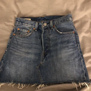 Levi’s jeanskjol - Säljer en jeanskjol från Levis i storlek 24. Använd ett fåtal gånger, skriv för fler bilder❤️