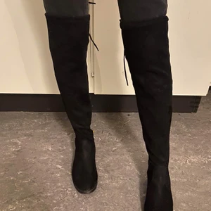 Overknee stövlar i mocca - Skitsnygga men passar inte min stil längre. Storlek 38 200kr plus frakt 63kr.Se även mina andra auktioner. Samfraktar om du köper mer