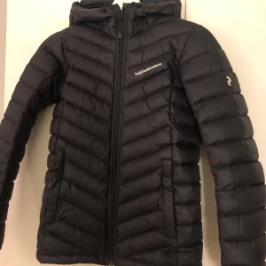 Peak performance  - En svart Peak performance dunjacka som aldrig kommer till användning på grund av att jag har andra jackor som jag använder. Väldigt snygg och stilren jacka som är perfekt för höst, vinter och vår! Ord pris runt 2500-3000kr. Den är som ny!