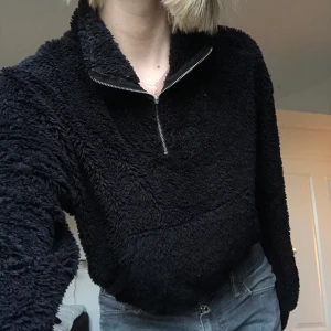 Svart teddytröja! - En svart teddytröja som är köpt på Nelly trend! Jättegosig, dragkedjan har gått sönder lite men den fungerar fortfarande☺️