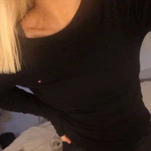 Tommy Hilfiger tröja - Fin Tommy Hilfiger tröja med litet märke, tröjan är smått ribbad i tyget. Strl S