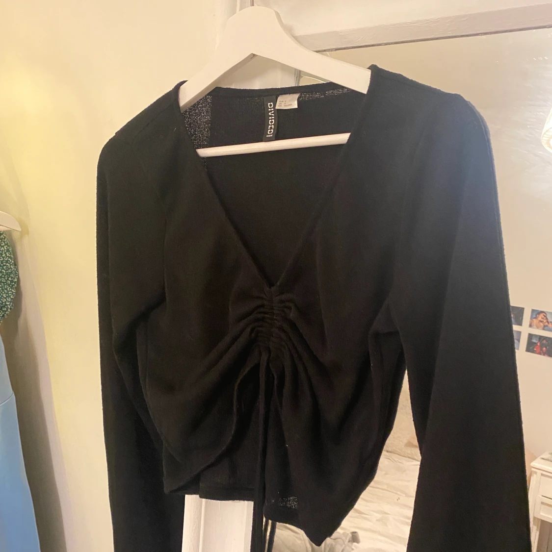 Svart tröja med knytning