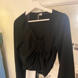 Svart tröja med knytning - Svart tröja med knytning, använd en gång och bra skick. Utsvängda ärmar