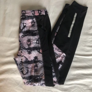 tränings byxor  - de har tyvärr blivit försmå och för korta, passar på någon i längden 163 eller mindre💕🖤