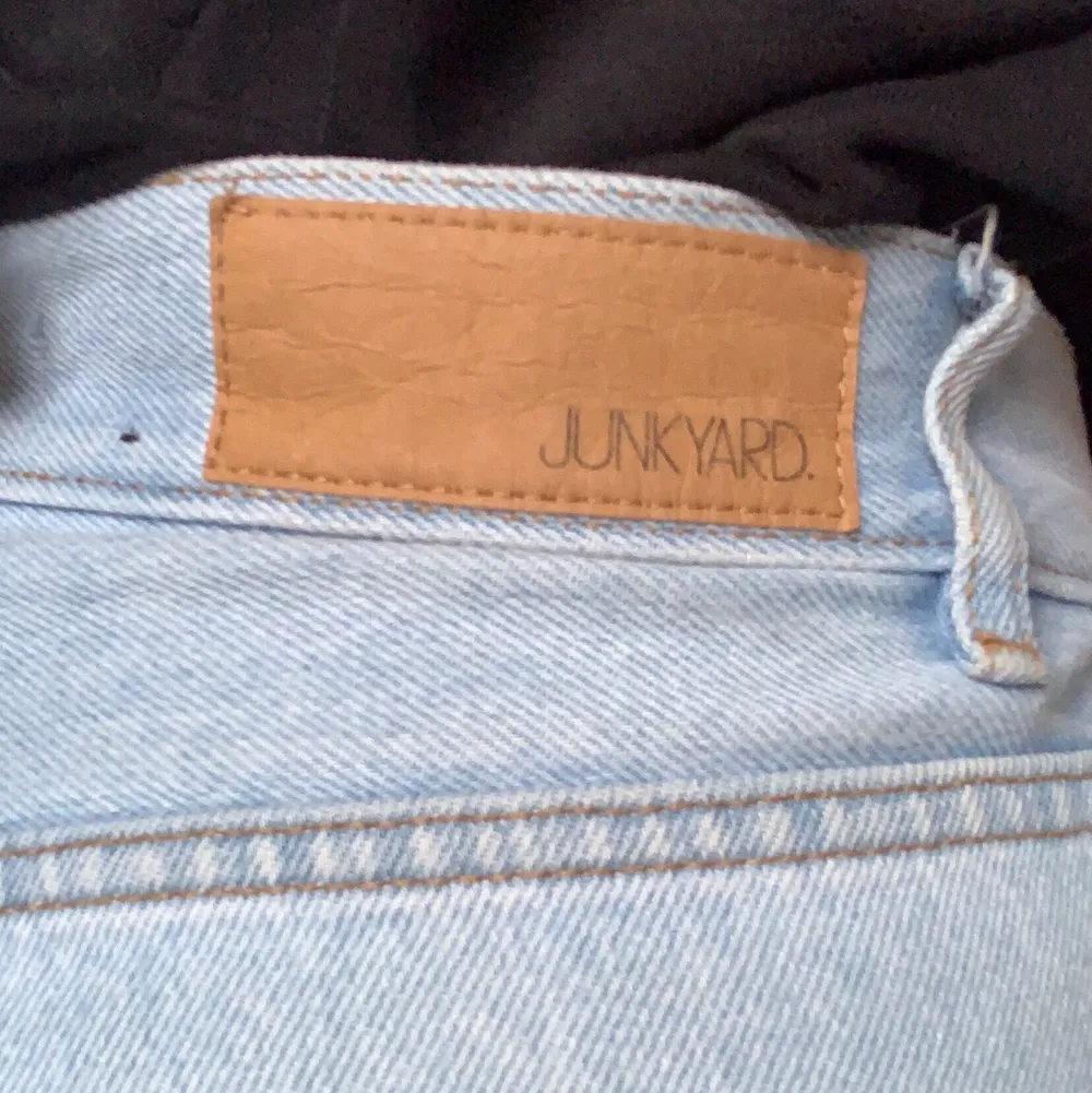 Säljer dessa vida jeans från Junkyard, säljer pga att de är förstora för mig. Jag är 166 och de går ner till marken. Frakt tillkommer. Nypris: 500 kronor . Jeans & Byxor.