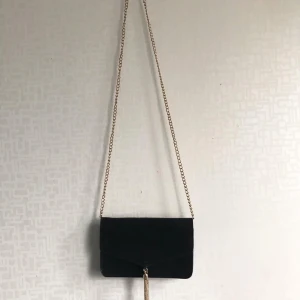 Väska  - Svart väska med guldiga detaljer