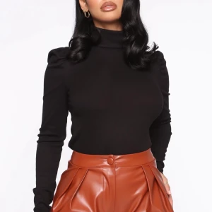 Svart topp från FashionNova, storlek XS - Använd max 3 gånger, väldigt fint skick! 