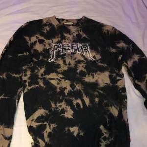 En tie dye longsleeve i nyskick köpt på carlings ,resår i ärmarna,använd kanske 2 gånger högst , bara att skriva om ni undrar något:)(frakten är inräknad i priset)