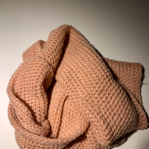 Zara Halsduk - En supergosig och varm ljusrosa stickad halsduk från Zara såhär på hösten! Bra skick & använd få gånger. Köparen står för frakten (: