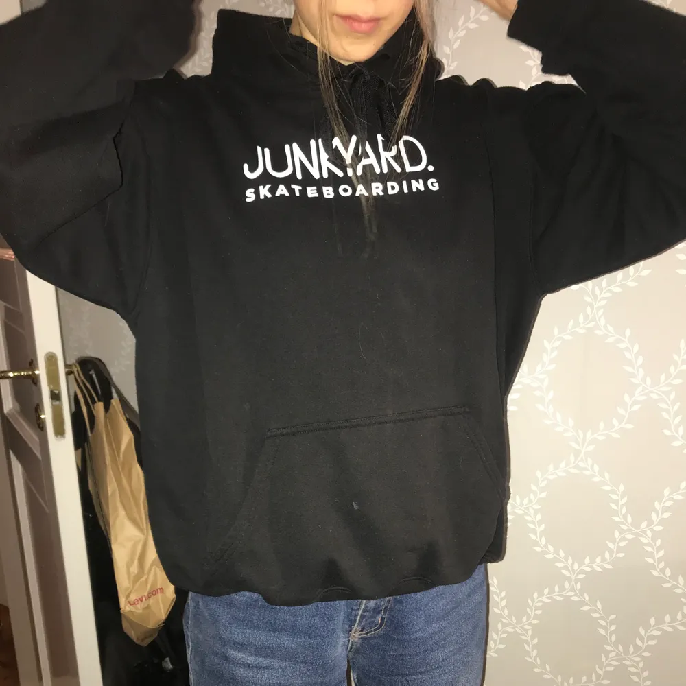Super snygg, trendig hoodie från Junkyard! Använd men absolut inte utsliten! Sitter snyggt och är oversized💜. Hoodies.