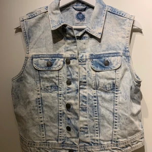 Jeans väst - Jeans väst inköpt på gekås för x antal år sedan. Aldrig använd! Storlek 38. Säljes för 50kr + frakt