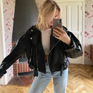 Läderjacka - Lite pösigare läderjacka från Zara, använd ca 10 gånger och i mycket bra skick:) buda i kommentarerna