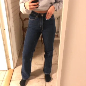 Mörkblåa weekday jeans  - Mörkblåa jeans i modellen Row från Weekday. Strl:              27/32 (jag är 172cm)                                                                   Köparen står för frakten 💗