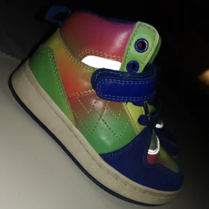 Skor strl 25 - Skor i använt skick, inte så mycket använda då sonen hellre ville använda andra skor. Strl 25