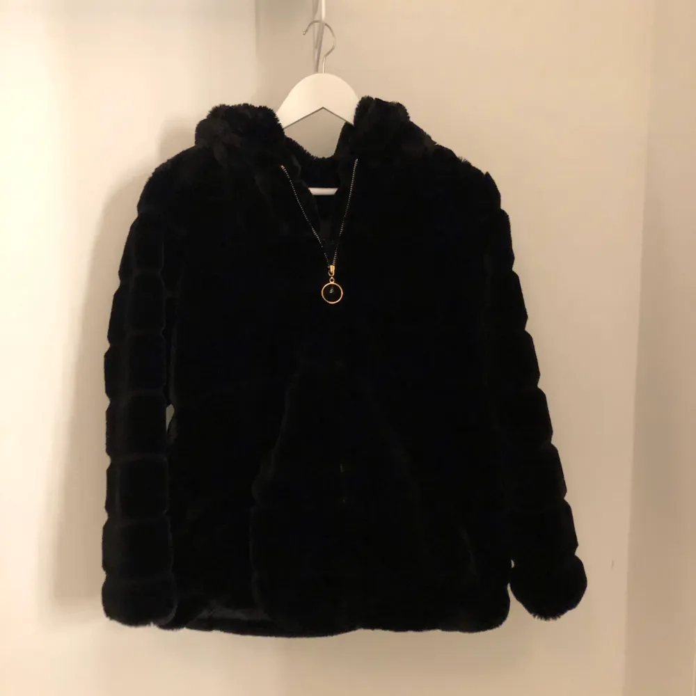 En supermysig faux fur jacka i svart. Använd ett fåtal gånger 💗 köparen står för frakten . Jackor.