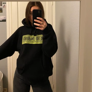 Svart hoodie med tryck. - Svin cool, svart hoodie med grönt tryck. Oversized, storlek XL men sitter mer som en L,dam. Köparen står för eventuell frakt💞