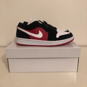 Jordan 1 Low ”Black Toe” - Jordan 1 Low Black Toe  Size:39 Cond:DSWT Bin:1299 Fler bilder i DM🔌