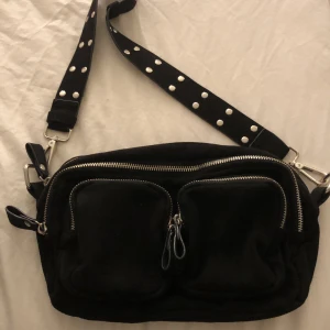 svart väska  - Svart väska från GinaTricot, Köpte för ca 1 år sedan och andvänd fåtal gånger. köparen står för frakten