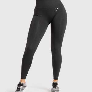 Säljer ett par gymshark tights i vital seamless kollektionen, säljes pga för stora. De är i storlek small! Frakt tillkommer! 