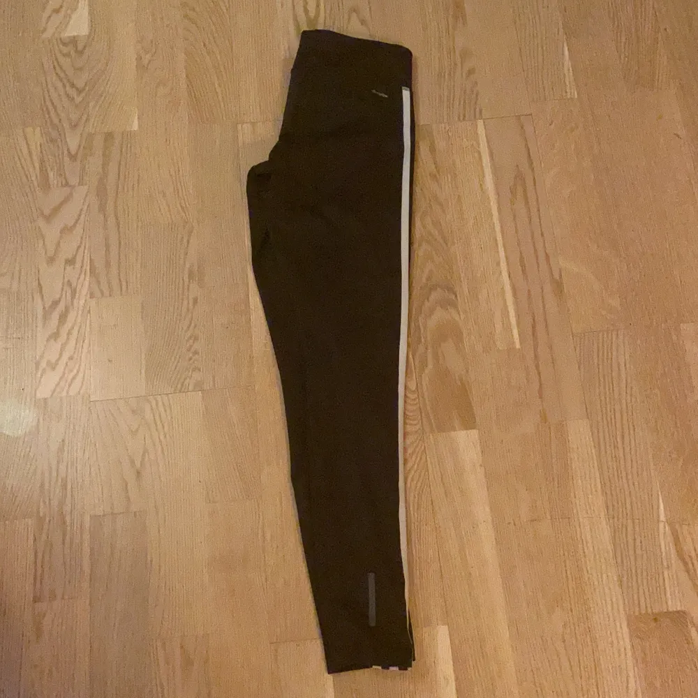 Svart träningsbyxa Adidas, stl xs, bra skick. Köparen står för frakt. Knappt använda!. Jeans & Byxor.