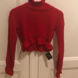 Fin stickad tröja - En röd stickad tröja. Köpt för runt 200kr. oanvänd, Använder inte för jag tycker den är för kort. Köparen står för frakten:)