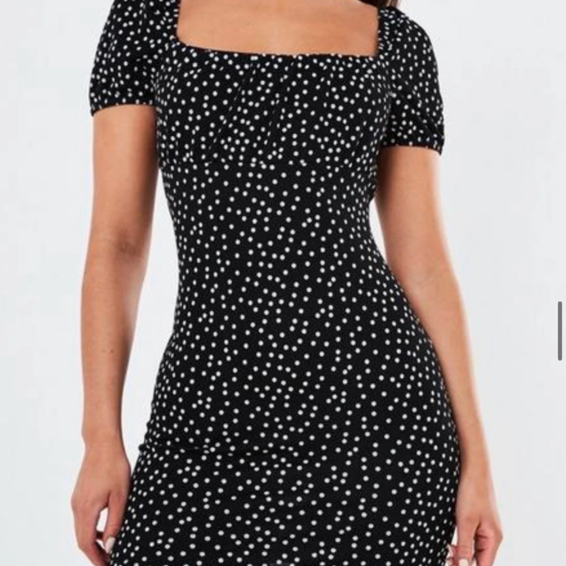 Kort Prickig svart vit klänning stl 40