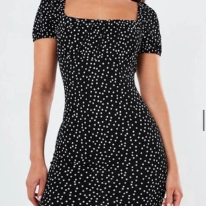 Kort Prickig svart vit klänning stl 40 - Kort prickig svart vit klänning stl 40. Kan funka som stl 38 om du har kurvor. Väldigt söt och stretchig. Sitter tajt. Använd 1 gång. Kan mötas upp elr posta men köpare står för frakten 