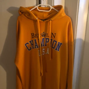 Orange oversize hoodie  - En orange hoodie i strl S som är väldigt oversize, frakt tillkommer
