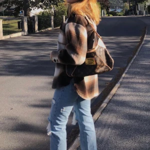 Jacka, H&M - Trendig rutig jacka i filtmaterial från H&M som snabbt sålde slut i hela Sverige. Hade tur som fick tag på den, men nu är det dags att ge någon annan chansen att bära den! Den är oversized och går över rumpan!🤩👍🏽