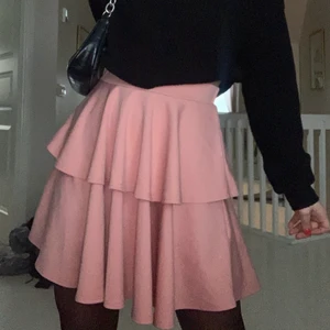 VolangKjol - En av favoritkjolar som jag nu säljer! Så bekväm och så fin köpt från nelly. Storlek M men passar mig som har XS-S i midjemått, alltså väldigt stretchig och passar både S och M