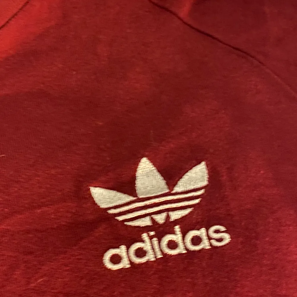 Snygg adidas t-shirt i vinröd färg. . T-shirts.