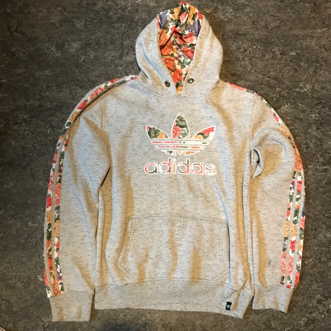 Grå och Blommig adidas hoodie  - 90