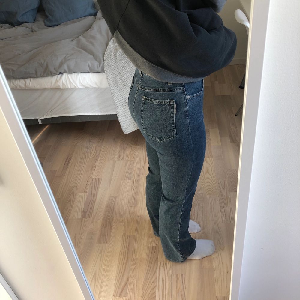 Mörkblåa jeans från Marc O’Polo (nypris ca 1200kr) i nyskick! Sitter jättesnyggt och skönt matterial! Står storlek 38 men jag har vanligtvis 36 och de sitter bra på mig!. Jeans & Byxor.