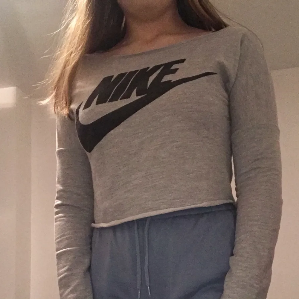 Fin croppad nike tröja i storlek S endast använd ett fåtal gånger. Säljer den för den inte längre kommer till användning. Pris: 80kr Frakt tillkommer 💕😊. Tröjor & Koftor.