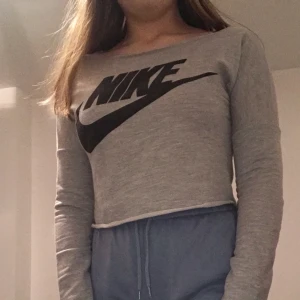 Nike tröja - Fin croppad nike tröja i storlek S endast använd ett fåtal gånger. Säljer den för den inte längre kommer till användning. Pris: 80kr Frakt tillkommer 💕😊