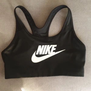 Nike - Som ny. Ha klippt tvättlappen