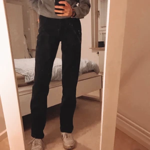 ASOS tall jeans  - Mörkgråa jättesnygga jeans från asos tall collusion- kollektion. Använda ett fåtal gånger, fint skick! Högmidjade och långa. Storlek w26 l36, men mer som w28 l34. ❤️FRAKT INGÅR ❤️ 