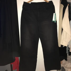 Highwaisted jeans H&M - Skitsnygga högmidjade jeans med ”oversized” fit från H&M, aldrig använda. Strl 42! Från deras Conscious/recycled sida. Kan mötas/frakta Priset kan diskuteras vid snabbt köp.