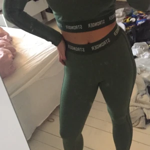 Stronget set, tröja stl M, byxor stl S - Tröjan är bara provad & byxorna använda några få gånger.🌸